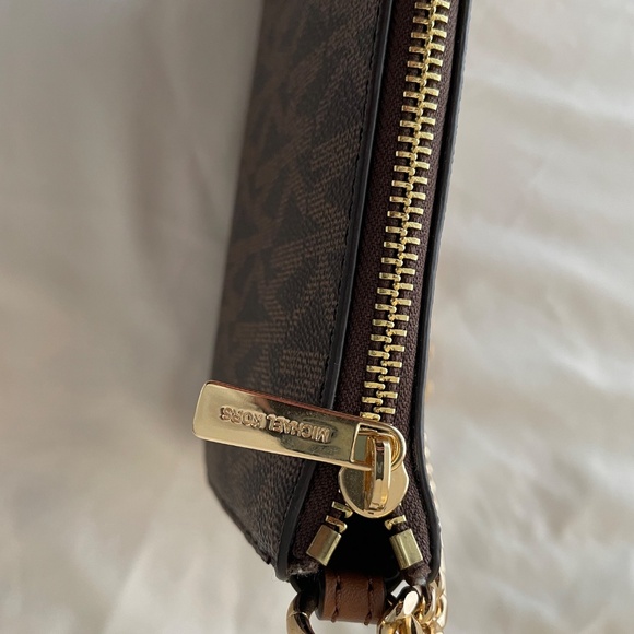 Michael Kors Mini Shoulder Bag With Gold Chain - Picture 3 of 5